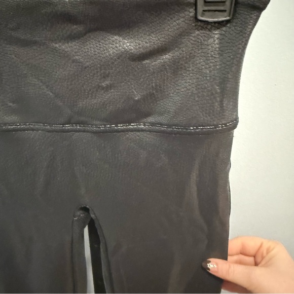 Spanx Faux Leather Snake Shine Pebbled Leggings, size Medium - Picture 6 of 8